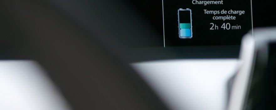 Charging hybrid plug in car battery. Time to full charge. Comment fonctionne la recharge d’une voiture électrique