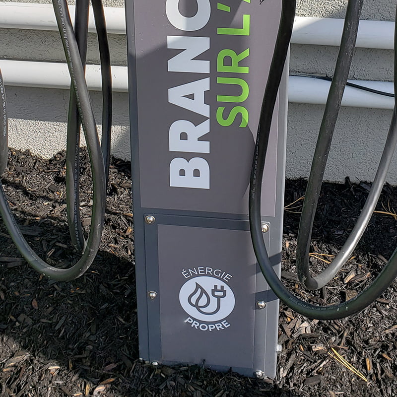 Piédestal BEQ Technology avec câbles rétractables – Image 2